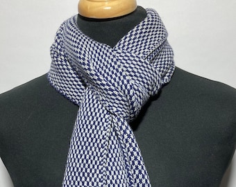 Bufanda de punto merino con el clásico patrón ojo de perdiz. Diseñada y confeccionada en Escocia.