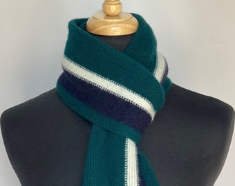 Foulard tricoté en laine d’agneau & Angora en rayures multicolores classiques. Conçu et fabriqué en Écosse