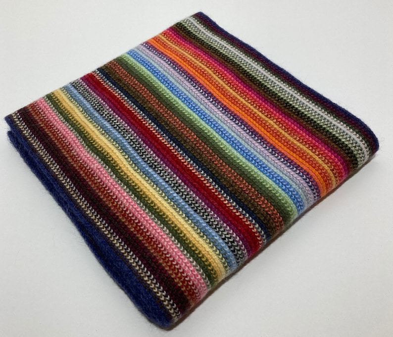 Lamswollen kettinggebreide sjaal met klassieke veelkleurige strepen. Ontworpen en gemaakt in Schotland. afbeelding 3