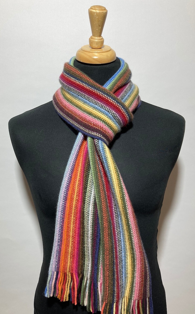 Lamswollen kettinggebreide sjaal met klassieke veelkleurige strepen. Ontworpen en gemaakt in Schotland. afbeelding 1