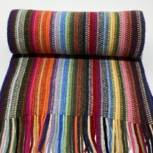 Lamswollen kettinggebreide sjaal met klassieke veelkleurige strepen. Ontworpen en gemaakt in Schotland. afbeelding 4
