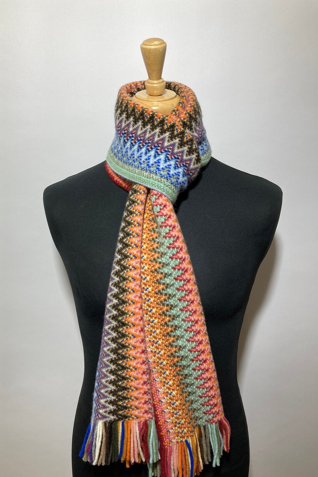 小物 PANEL PATTERN WOOL SCARF Lambswool Warp Knitted Scarf in Multi Colour Zigzag Pattern