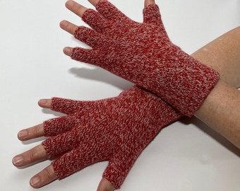 Guantes sin dedos de lana de cordero para mujer en jaspeado clásico de dos colores. Diseñados y fabricados en Escocia.