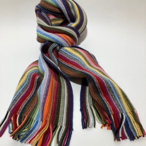 Lamswollen kettinggebreide sjaal met klassieke veelkleurige strepen. Ontworpen en gemaakt in Schotland. afbeelding 2