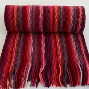 Lamswollen kettinggebreide sjaal met klassieke veelkleurige strepen. Ontworpen en gemaakt in Schotland. afbeelding 6