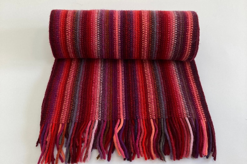 Lamswollen kettinggebreide sjaal met klassieke veelkleurige strepen. Ontworpen en gemaakt in Schotland. afbeelding 6
