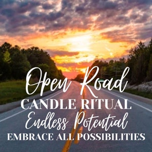 Op de afbeelding: Afbeelding van een weg die naar een zonsondergang leidt met de tekst "Open Road Candle Ritual Endless Potential Embrace All Possibilities" in witte letters. De lucht is een mix van oranje, geel en paars.