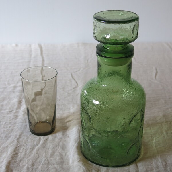 Carafe avec son bouchon en verre bullé en très bon état