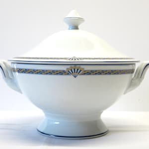 Sopera de porcelana de Tharaud Limoges en muy buen estado vintage.