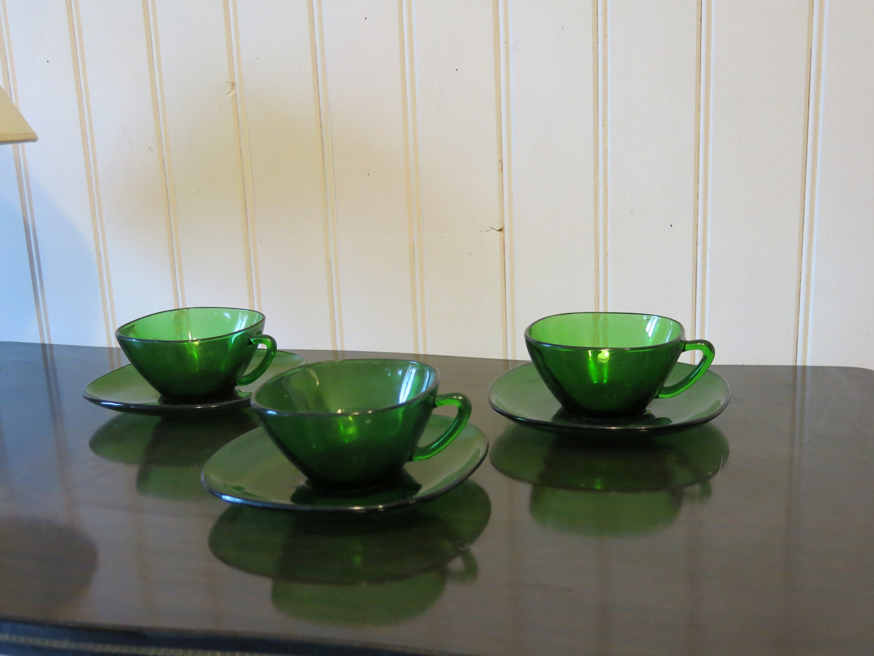 3 Tasses et Leurs Coupelles Un Ramequin en Verre Vert Vereco