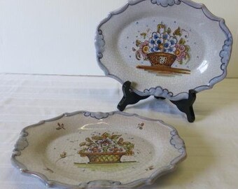 2 large earthenware dishes in very good condition