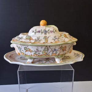 Superbe légumier/soupière en céramique et son plat de service assorti en très bon état au décor typique de Moustiers.