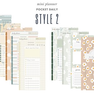Op de afbeelding: Een verzameling mini-zakelijke dagplanners in stijl 2, met bloemen- en botanische ontwerpen. De planners bevatten secties voor dagelijkse taken, afspraken, waterinname en stemmingstracking. Het kleurenpalet omvat zachte groentinten, beige en wit.