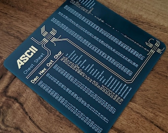 Posavasos ASCII Cheat Sheet hechos de una placa de circuito de alta calidad para ingenieros de software, hackers y programadores.