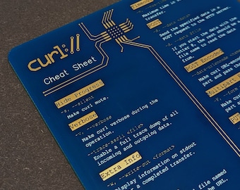 Op de afbeelding: Een blauwe cheat sheet met gouden tekst en een printplaatontwerp. De tekst bevat "curl:// Cheat Sheet", "Hide Progress", "Verbose", "Extra Info" en "Output", samen met opdrachtopties. De kaart is rechthoekig.