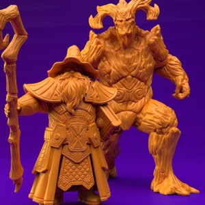 Könnte beinhalten: Eine Miniaturfigur eines Zauberers mit langem Bart und einem Stab, die neben einer großen, baumartigen Kreatur mit Hörnern steht. Beide Figuren sind in einer hellbraunen Farbe bemalt.
