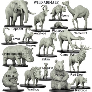 Könnte beinhalten: Ein Set mit 16 Miniatur-Tierfiguren, darunter ein Elefant, ein Kamel, ein Zebra, eine Antilope, ein Flusspferd, ein Lemur, ein Affe, ein Schnabeltier, ein Koala, ein Warzenschwein, ein Erdmännchen, ein Panda, ein Rothirsch, ein Waschbär und eine Hyäne. Die Figuren sind in hellgrau bemalt und in einem Kreis auf weißem Hintergrund angeordnet.