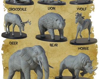 Può includere: Una collezione di figurine di animali grigi, tra cui un coccodrillo, un leone, un lupo, un cervo, un orso, un cavallo, un elefante e un rinoceronte. Ogni statuetta è montata su una base nera, con il nome dell'animale stampato sotto.