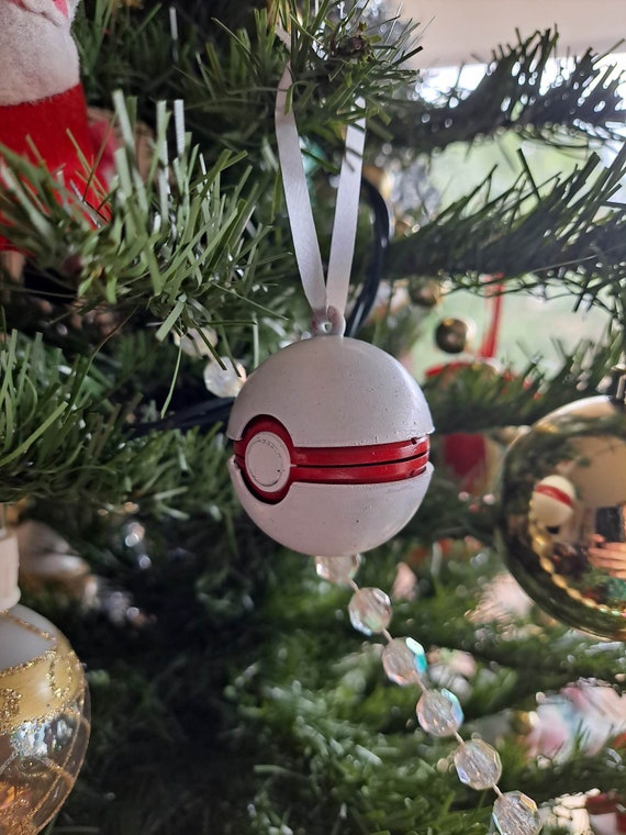 Mini Pokémon Holiday Eevee Ornament, 1