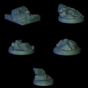 Puede incluir: Cinco bases de terreno rocoso en miniatura diferentes para juegos de mesa. Las bases están hechas de plástico gris claro y presentan diversas formaciones rocosas y texturas.