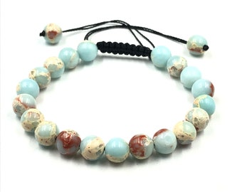 Bracciale con perline di diaspro sedimentario marino: gioiello in macramè regolabile, ideale come regalo.