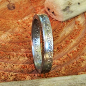 Ring med ett egyptiskt mynt på 1 pund