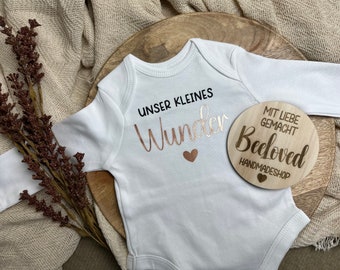 Babybody mit Spruch - unser/hallo kleines Wunder