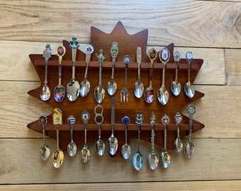 Vintage maple leaf collector spoon rack, 24 spoons