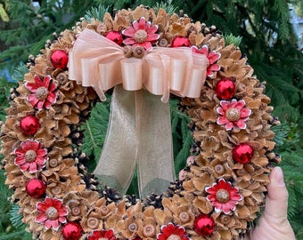 Couronne de pomme de pin pour tous les jours pour une décoration murale naturelle ou pour une décoration de porte d'entrée, le cadeau parfait pour une maman