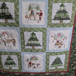 Puede incluir: Una colcha acolchada con temática navideña con nueve cuadrados. Cada cuadrado presenta un árbol de Navidad o una escena invernal con Papá Noel, renos y niños. El borde es verde con detalles rojos y patrones festivos.