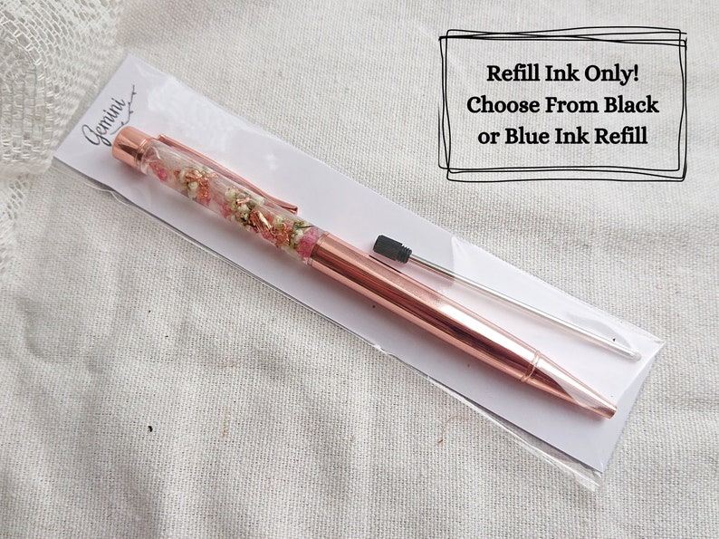 Peut inclure: Stylo en or rose avec des fleurs s&eacute;ch&eacute;es ench&acirc;ss&eacute;es dans le barillet transparent. Le stylo est livr&eacute; avec une recharge d'encre noire et une recharge de remplacement. Recharge d'encre uniquement ! Choisissez entre l'encre noire ou bleue