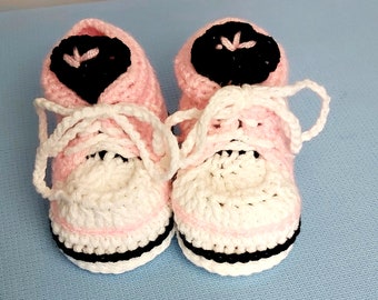 Handgefertigte Babyschuhe. Sportschuhe häkeln. Handgefertigte gehäkelte Babyschuhe.