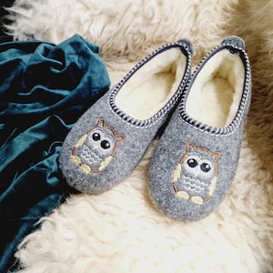Women&#39;s Slippers Felt & natural sheeps wool embroidered owl