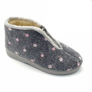 Warm Women's slippers natural sheeps wool embroidered pink flowers light gray felt