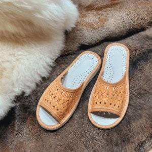Women&#39;s slippers natural leather traditional mountain style