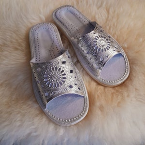 Women&#39;s slippers silver painted leather