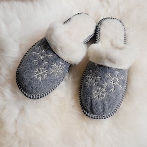 レディーススリッパ ライトグレー フェルト＆天然羊毛 刺繍入り 雪