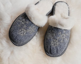 US Women's Slippers Light Gray Felt & natural sheep wool embroidered snow