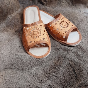 Women's slippers natural leather traditional mountain style