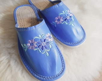 Zapatillas de mujer tradicionales hermosas flores bordadas zapatillas de color violeta claro