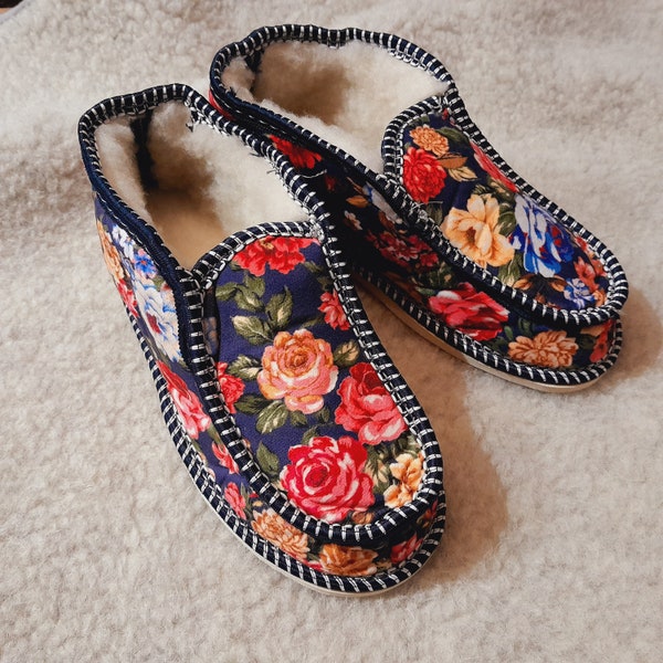 Zapatillas de mujer de lana natural de oveja con motivo floral