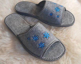 US Women's felt slippers light gray blue embroidered flowers open toe