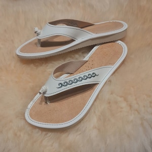 Women&#39;s Flip-flop sandals natural leather