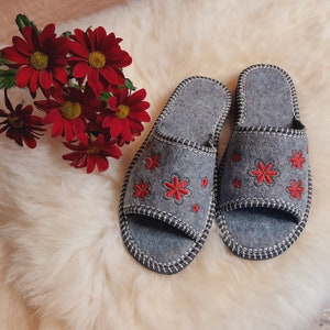 Women's felt slippers light gray embroidered red flowers