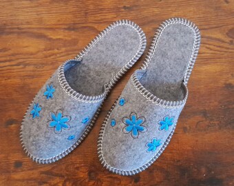 US Women's felt slippers with embroidered blue flowers