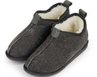 Men&#39;s Slippers dark felt & natural sheeps wool
