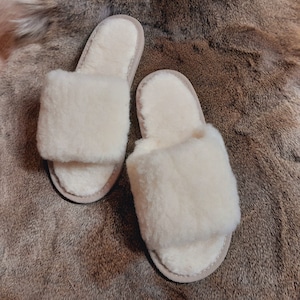 Women&#39;s slippers made of natural wool flip flops