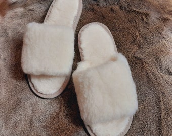 Women's slippers made of natural wool flip flops