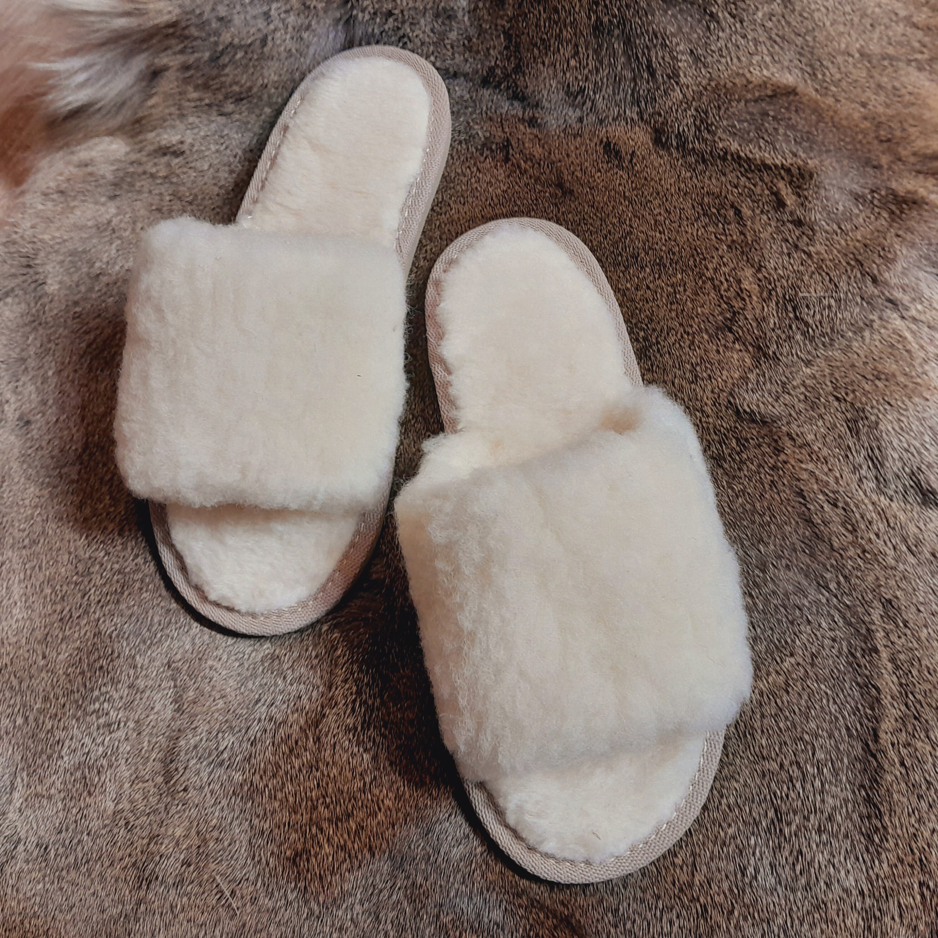Women's slippers made of natural wool flip flops