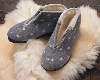 Pantuflas cálidas de mujer de lana de oveja natural bordadas con flores rosas de fieltro gris claro